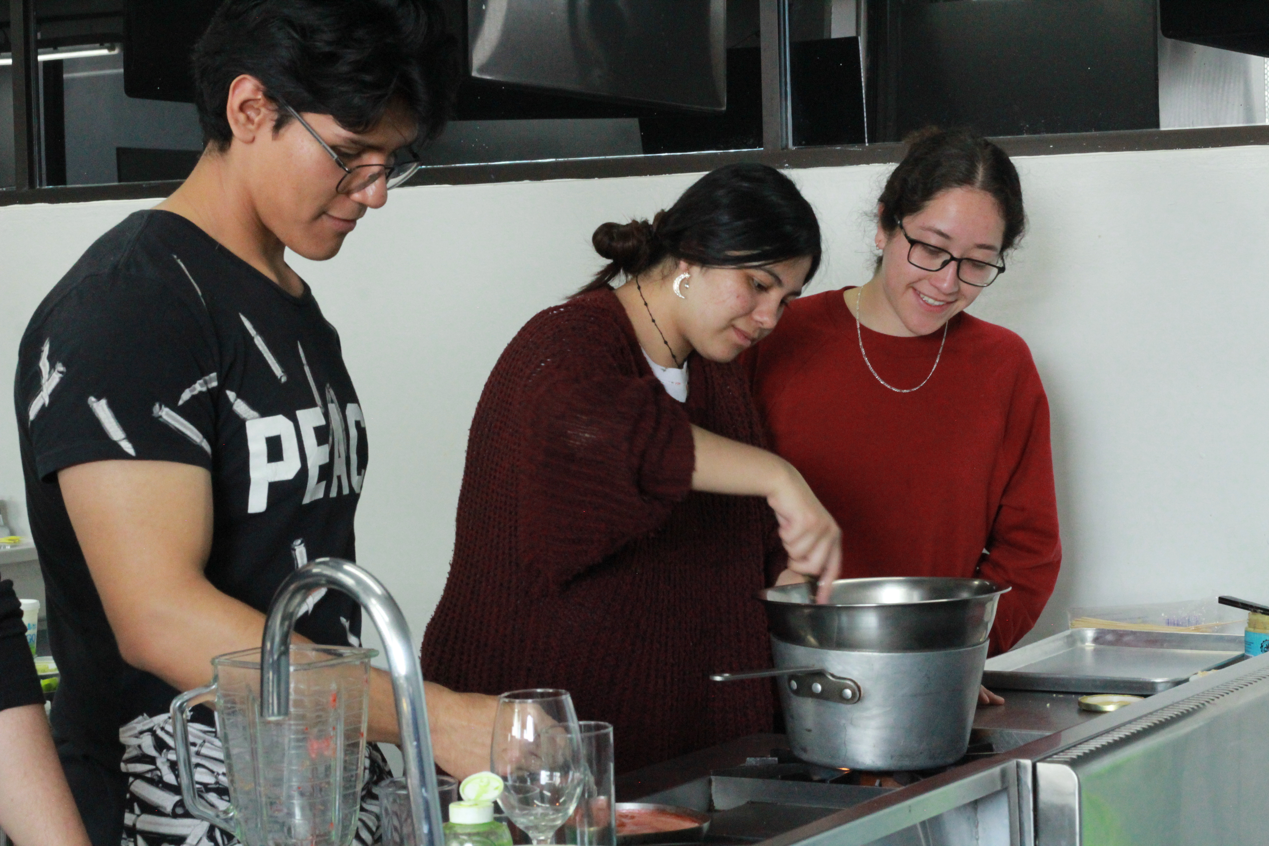 Primera generación de la Licenciatura en Nutrición participa en concurso por el Día del Nutriólogo.