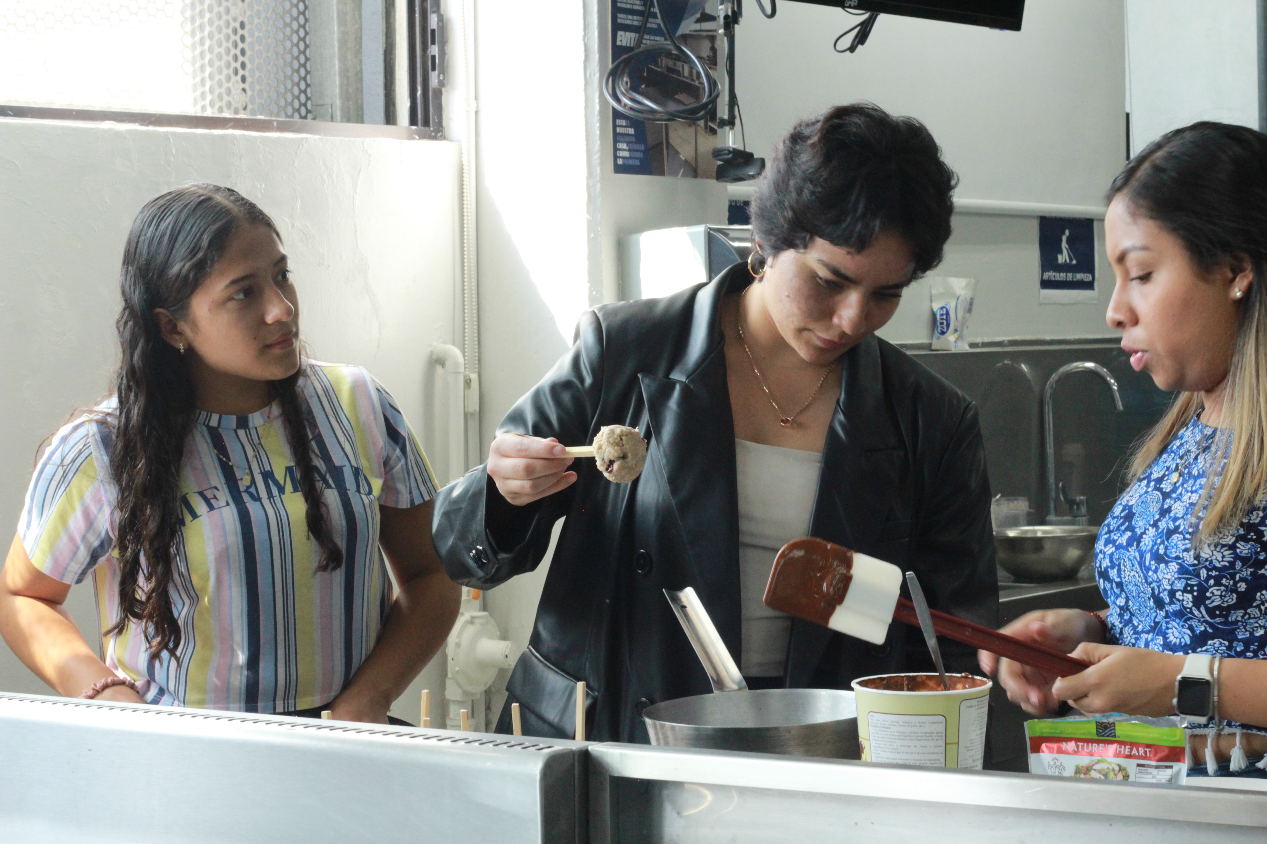 Primera generación de la Licenciatura en Nutrición participa en concurso por el Día del Nutriólogo.