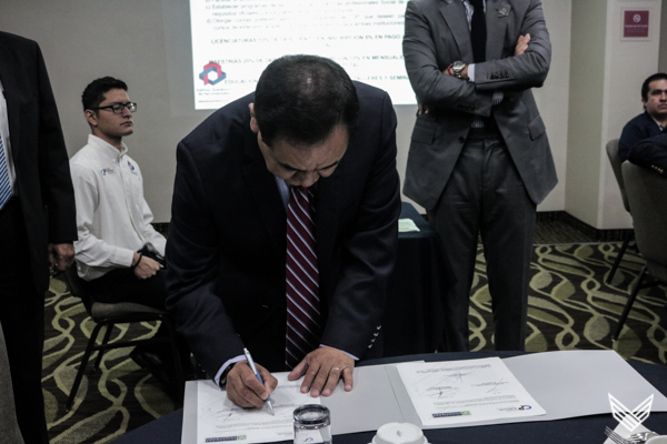 Firma de convenio UC – Clúster Plásticos de Querétaro   