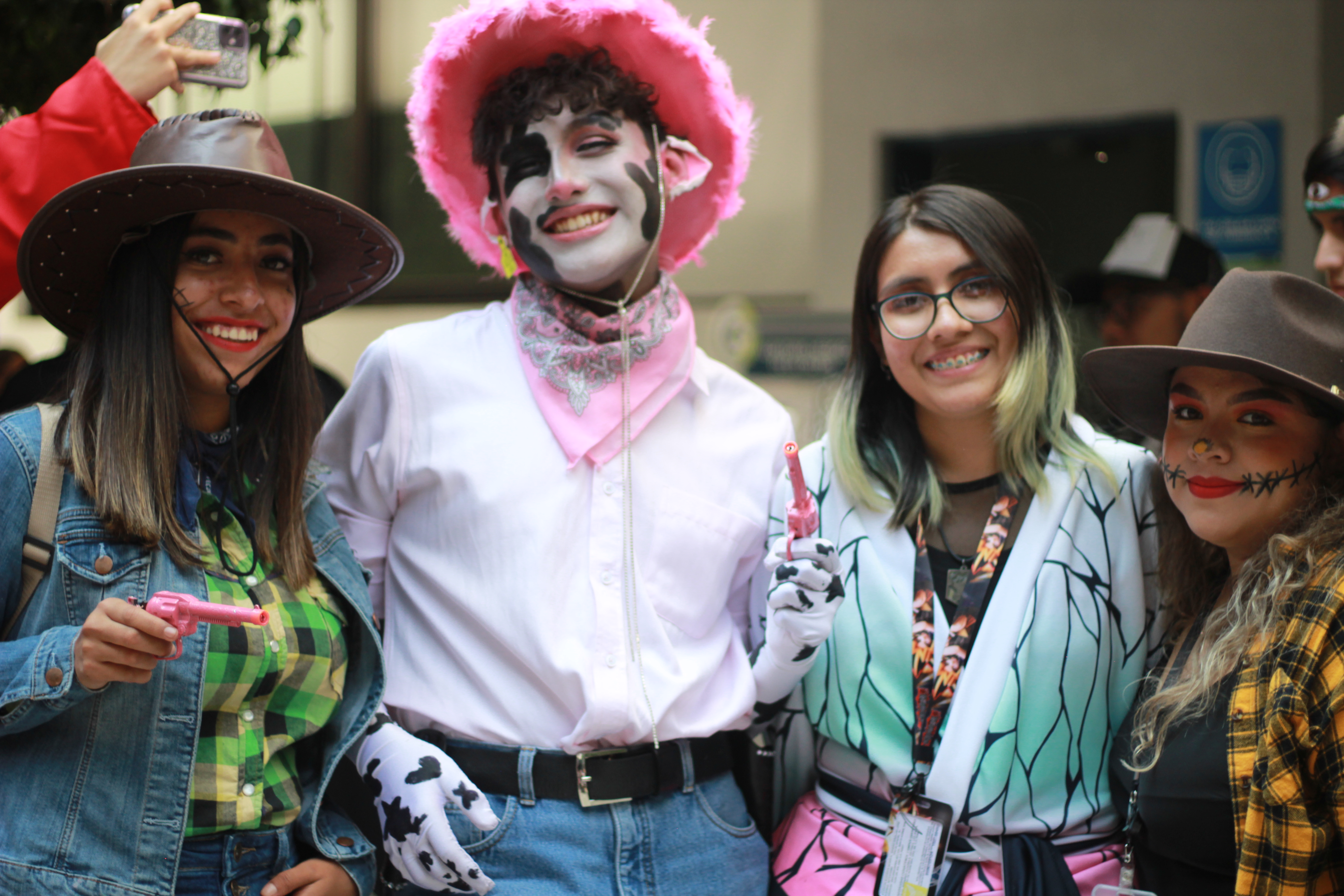 ALUMNOS DE COMUNICACIÓN CELEBRAN EL DÍA DE MUERTOS