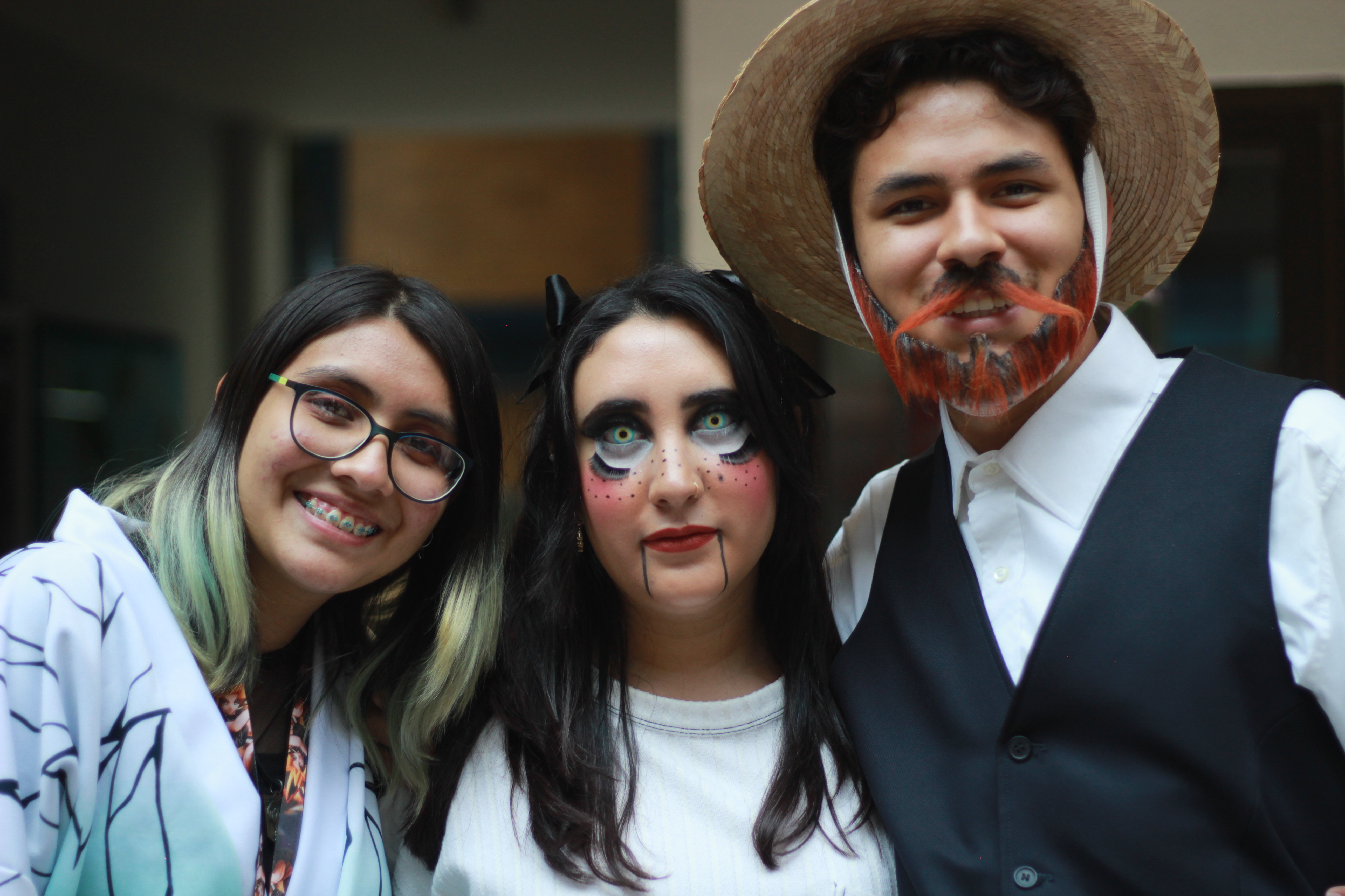 ALUMNOS DE COMUNICACIÓN CELEBRAN EL DÍA DE MUERTOS