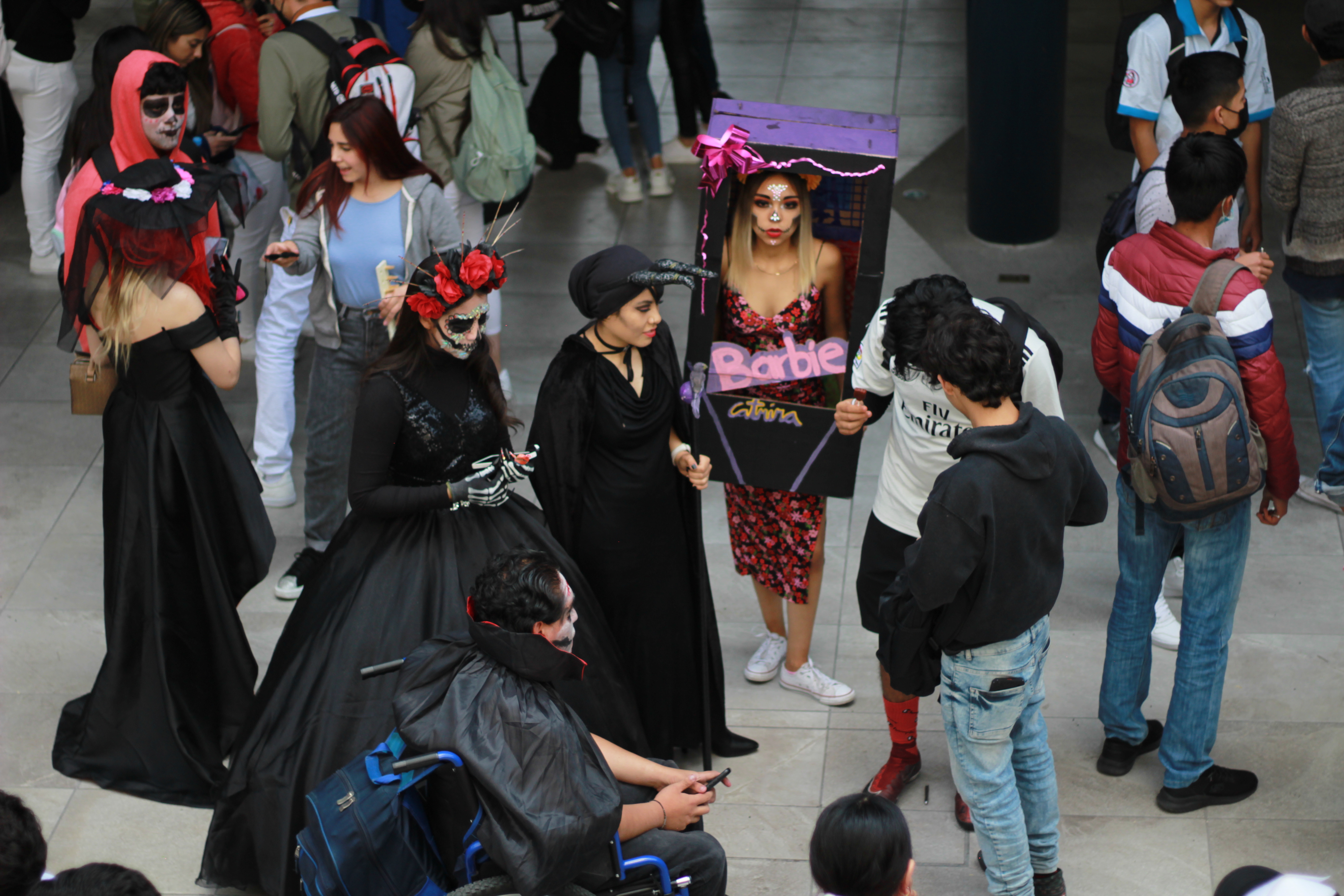 ALUMNOS DE COMUNICACIÓN CELEBRAN EL DÍA DE MUERTOS