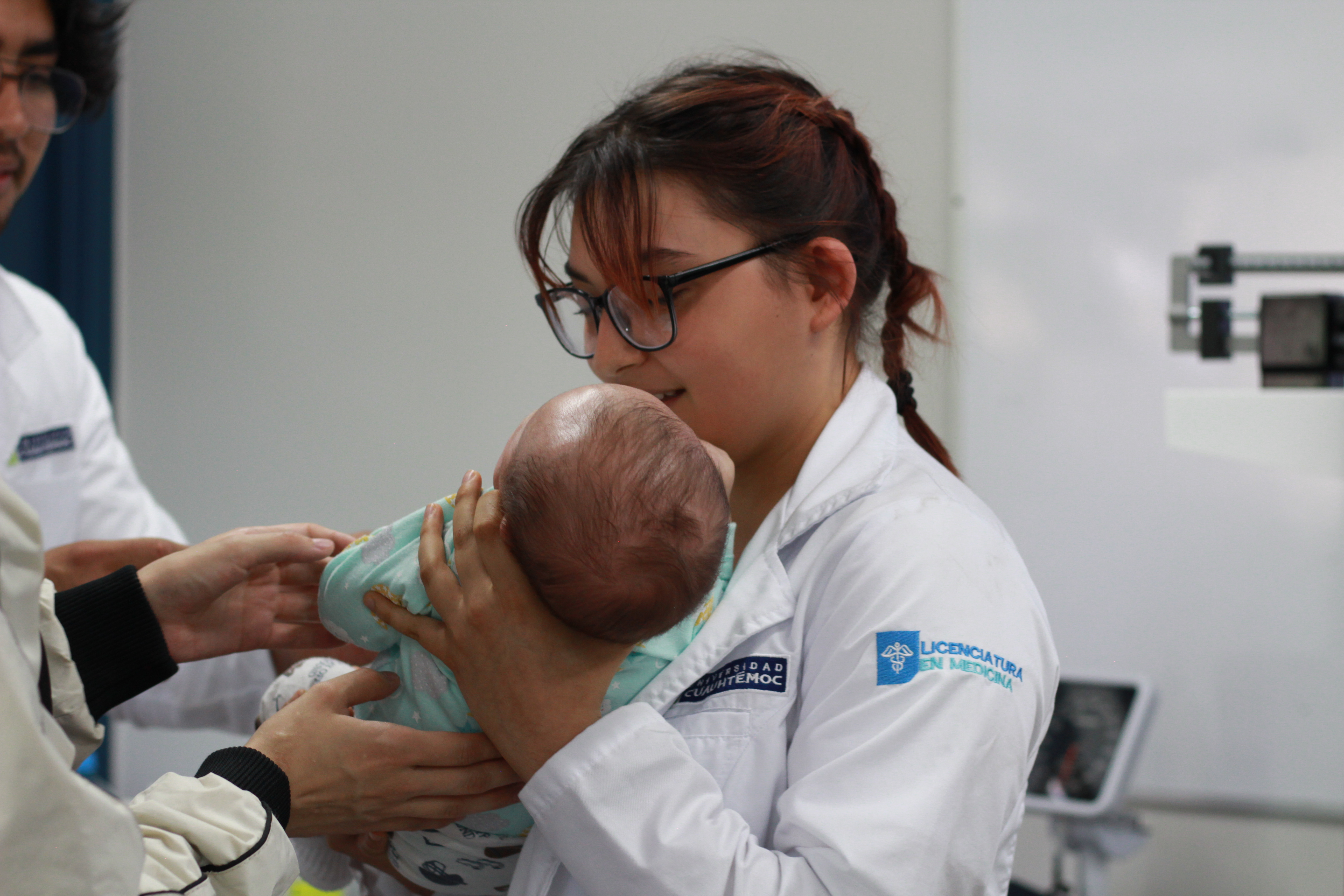 ALUMNOS DE MEDICINA REALIZAN PRÁCTICA DE ANTROPOMETRIA 