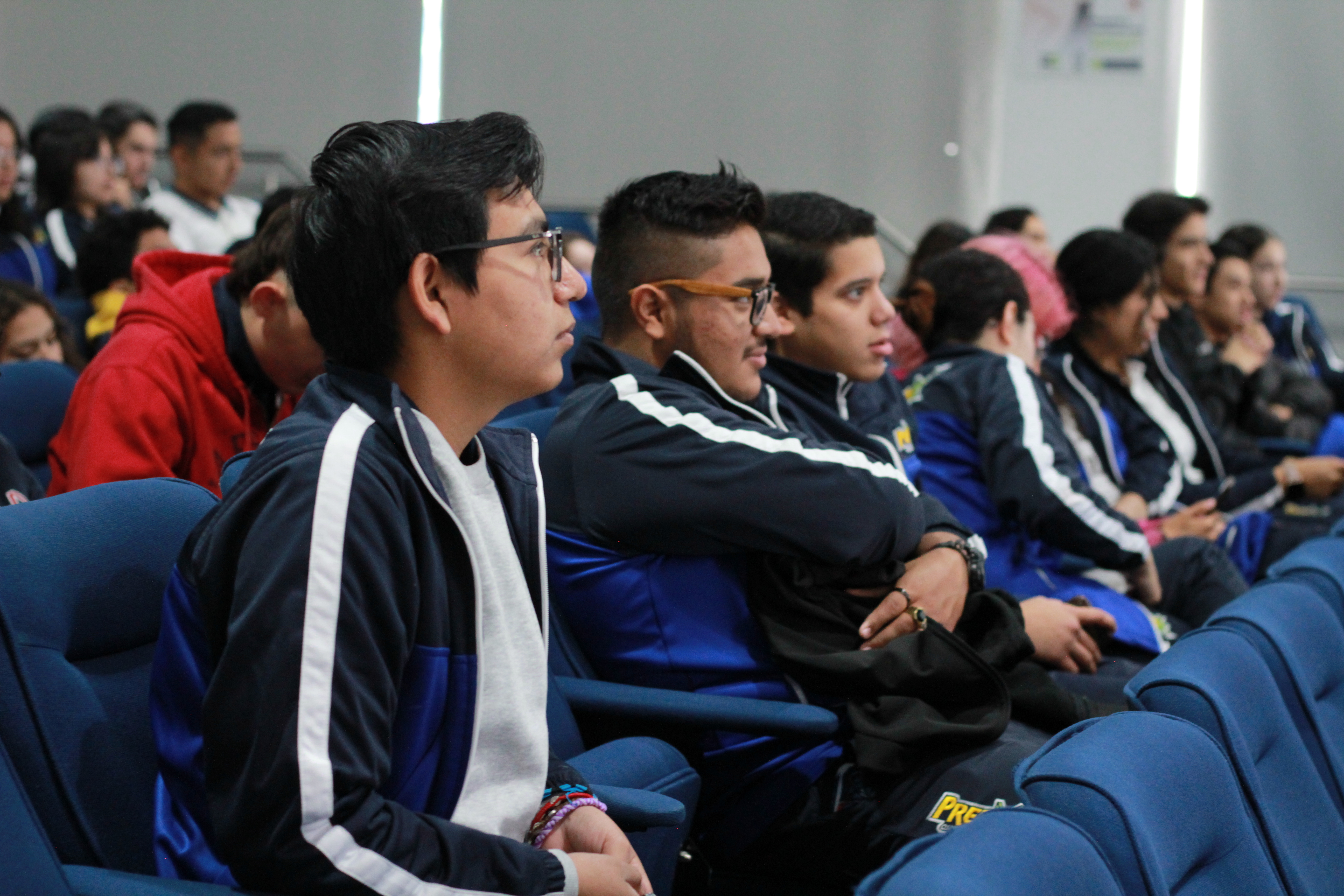 ALUMNOS DE PREPA PRESENTAN EMPRENDIMIENTO Y EMPRESA