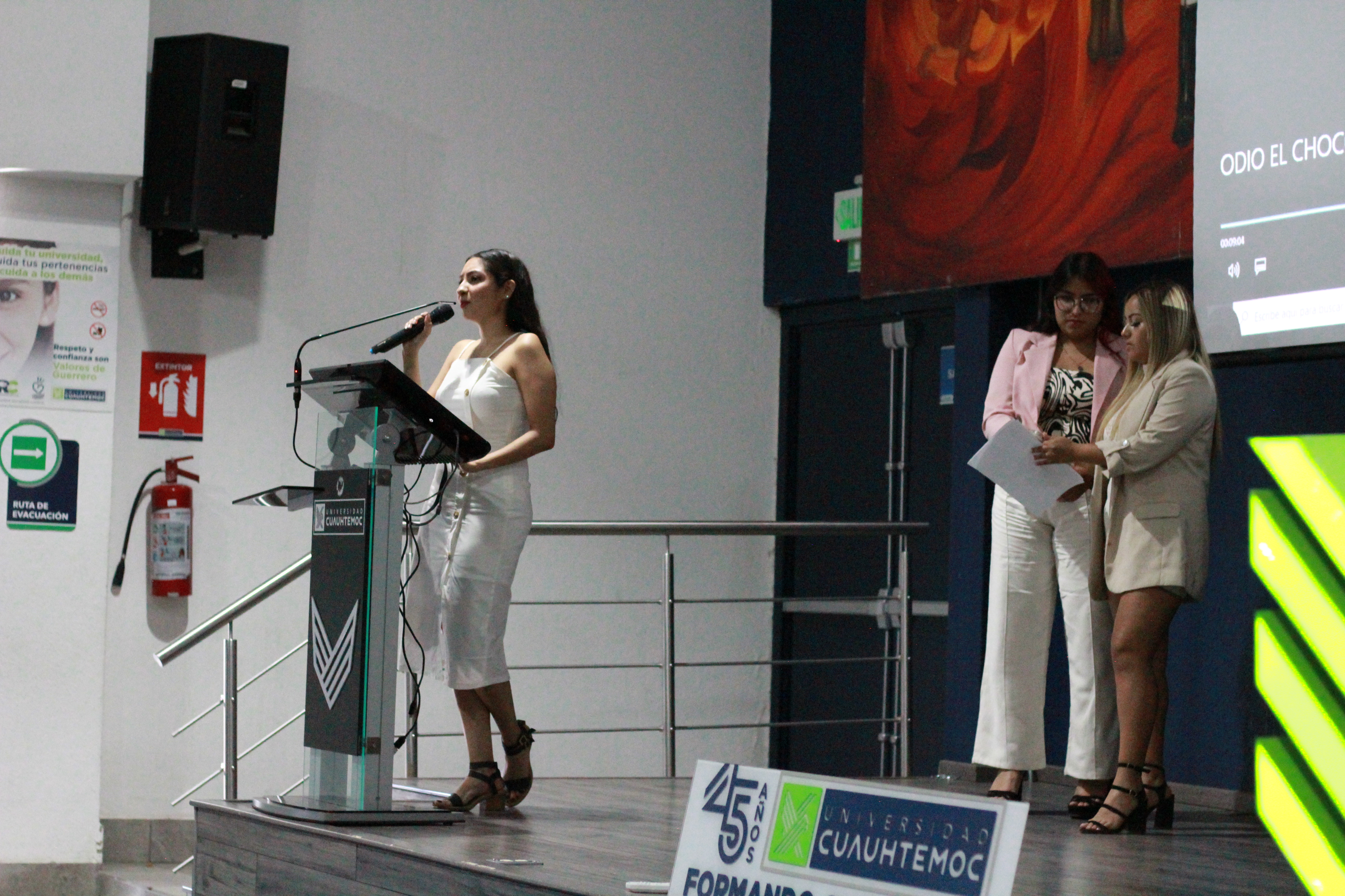 ALUMNOS DE COMUNICACIÓN NOS LLEVAN A LA ALFOMBRA ROJA